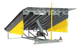 Hydraulic dock leveler with safety guard